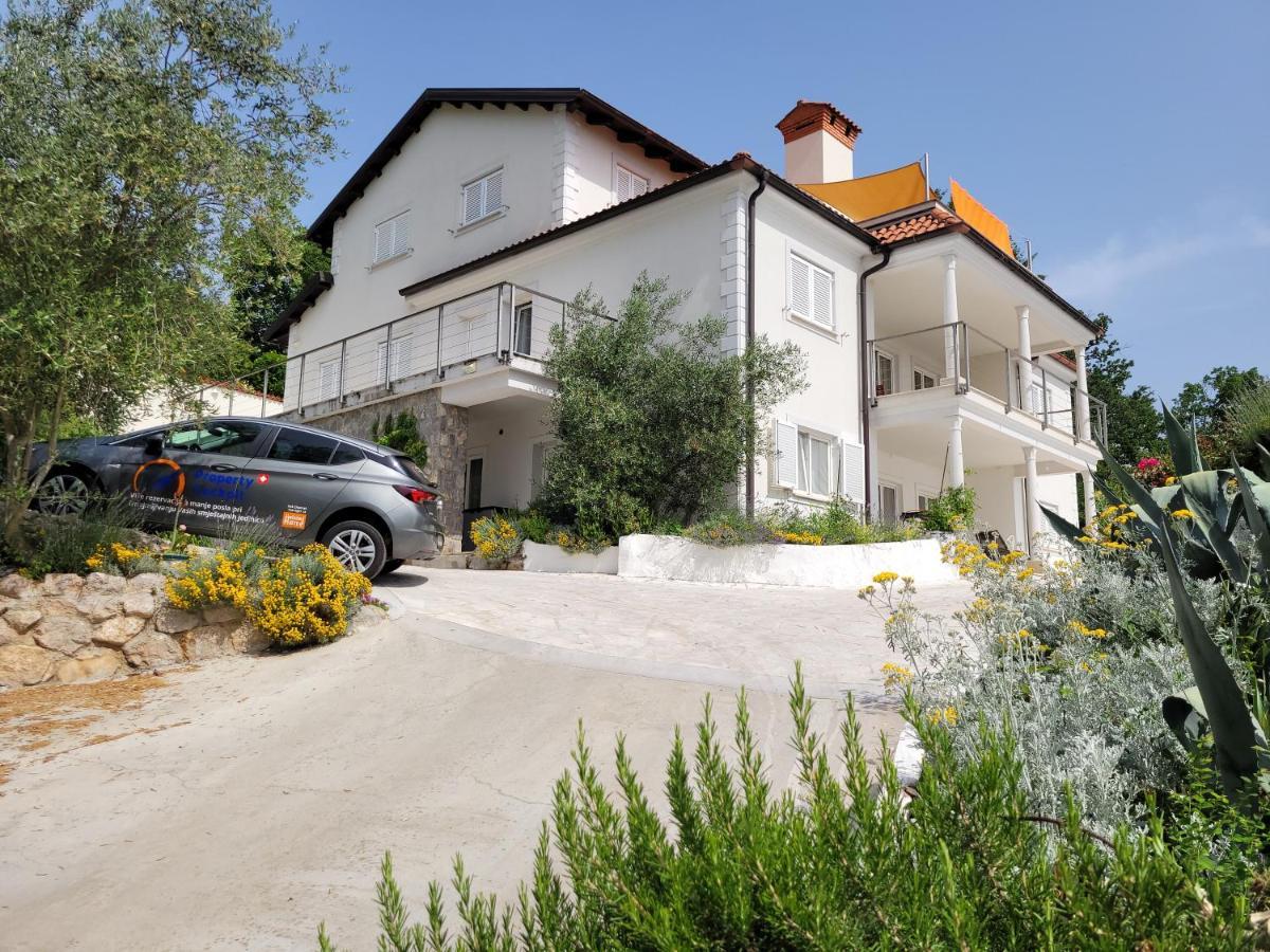 Apartments Chiara Mit Meerblick Und Pool Und Jacuzzi Ловран Экстерьер фото