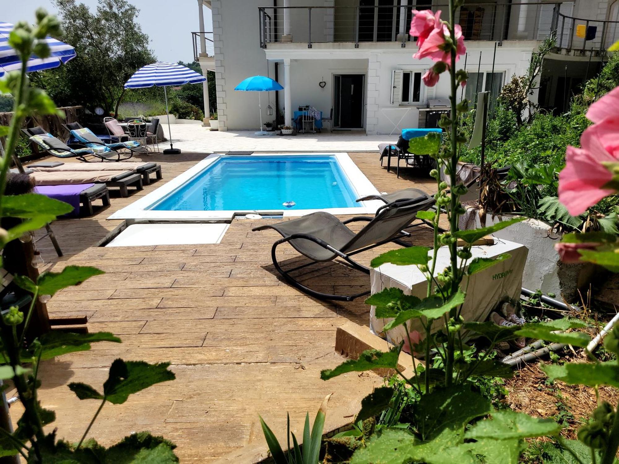 Apartments Chiara Mit Meerblick Und Pool Und Jacuzzi Ловран Экстерьер фото