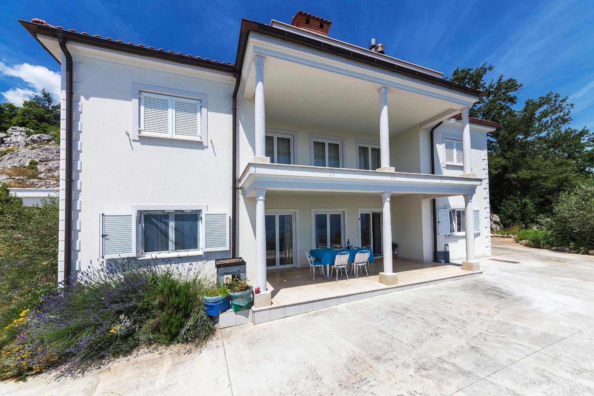 Apartments Chiara Mit Meerblick Und Pool Und Jacuzzi Ловран Экстерьер фото